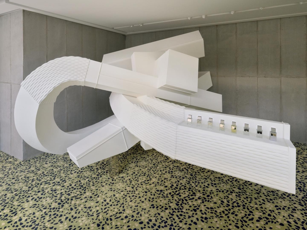 店內展示櫃也帶有雕塑風格