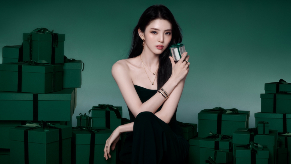Boucheron 2023歲末佳節形象廣告「Emerald Enchantment」