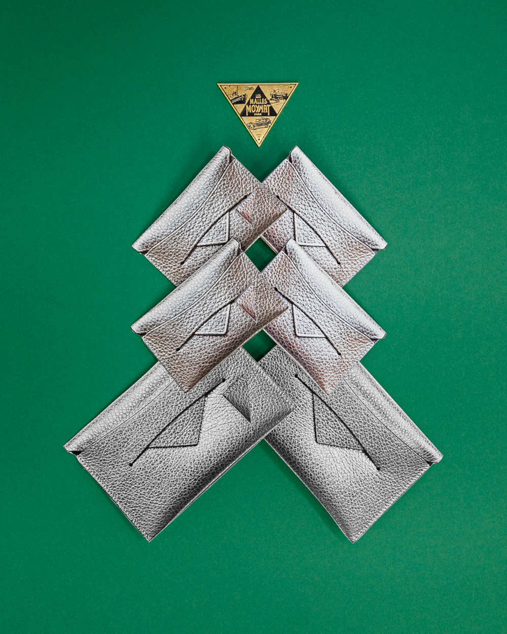 將小皮具們擺放成彷彿聖誕樹的造型。