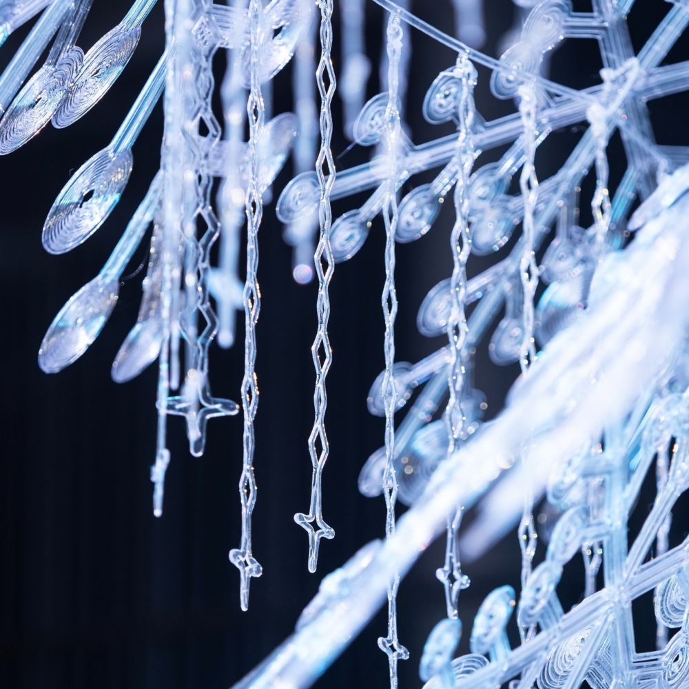 聖誕樹上除了掛滿雪花,還裝飾著以鳥類、蝴蝶和雪花為主題的奇妙生物