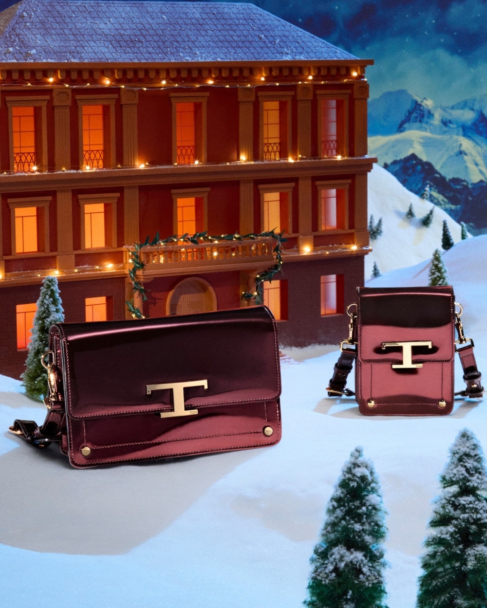 鏡面質感並在外觀點綴品牌金屬鉚釘和標誌性的金屬T字飾扣,低調中又帶著奢華感