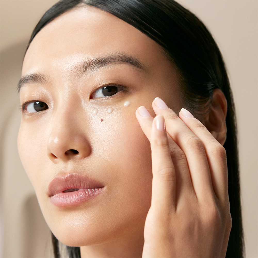 塗抹眼霜/眼精華時,可以從眼頭,其實也可以從眼尾。