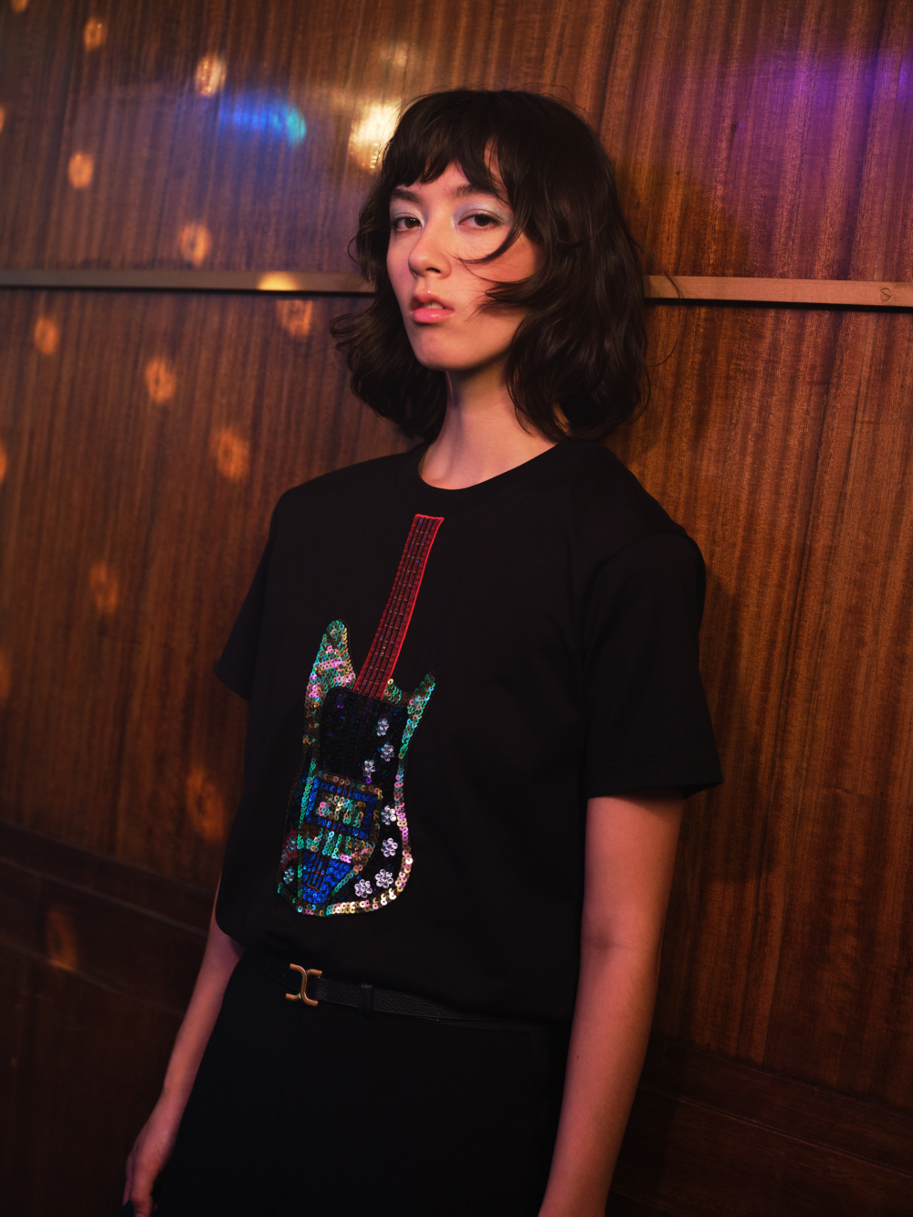 另一款飾有珠寶的吉他圖騰則同樣出自於 1983年由Karl Lagerfeld設計的Chloé春夏季洋裝