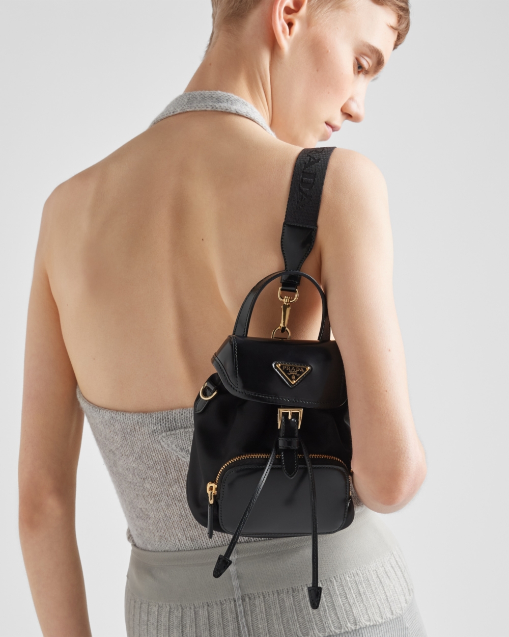 掀蓋飾有搪瓷金屬三角標誌