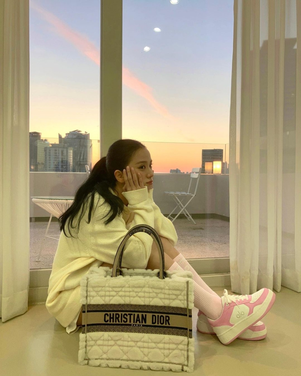 Jisoo的另一套甜美穿搭。