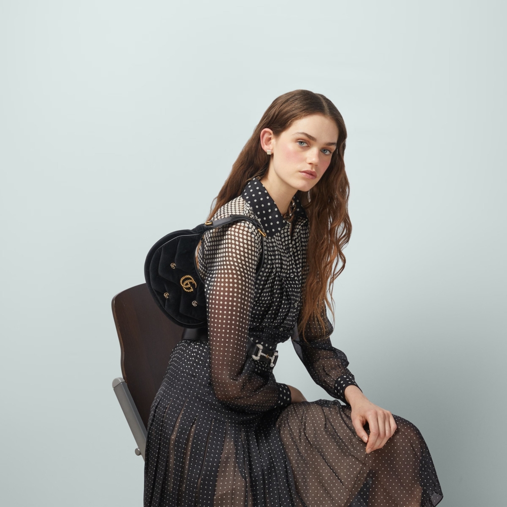 經典手袋風格搭配柔軟絎縫天鵝絨版本。