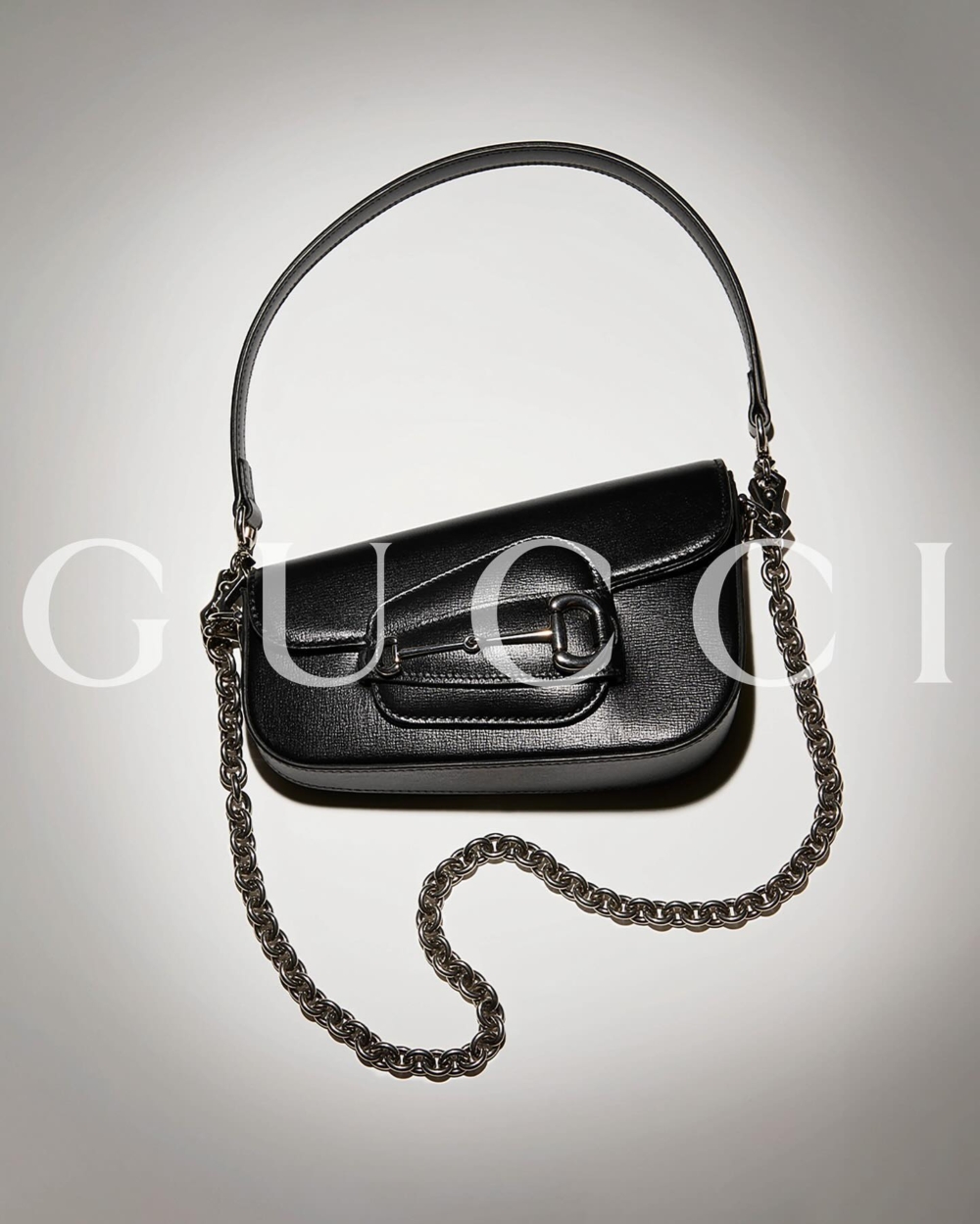 繼Gucci將新材料應於籃球鞋之上,本次首次延伸至Horsebit 1955系列手袋,展現全新創意