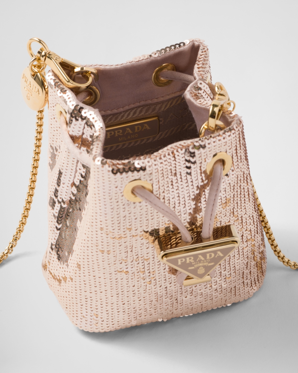 飾有亮片元素的設計。