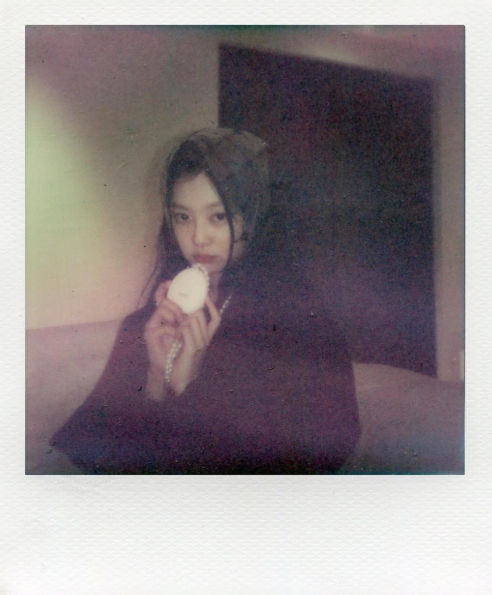 Jennie小黑裙搭配三角頭巾,搶先預告了TAMBURINS新香水