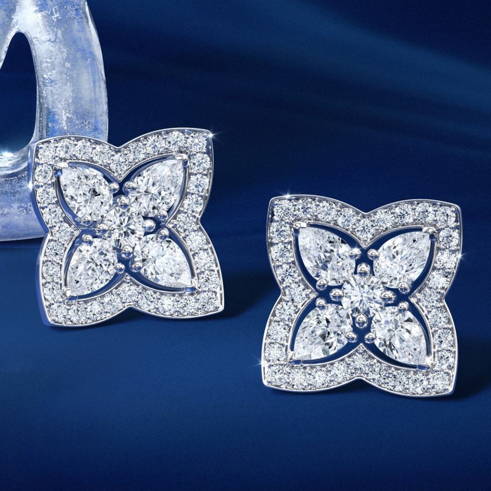 形狀獨特的鑽石項鍊、戒指以及耳環奪目非凡