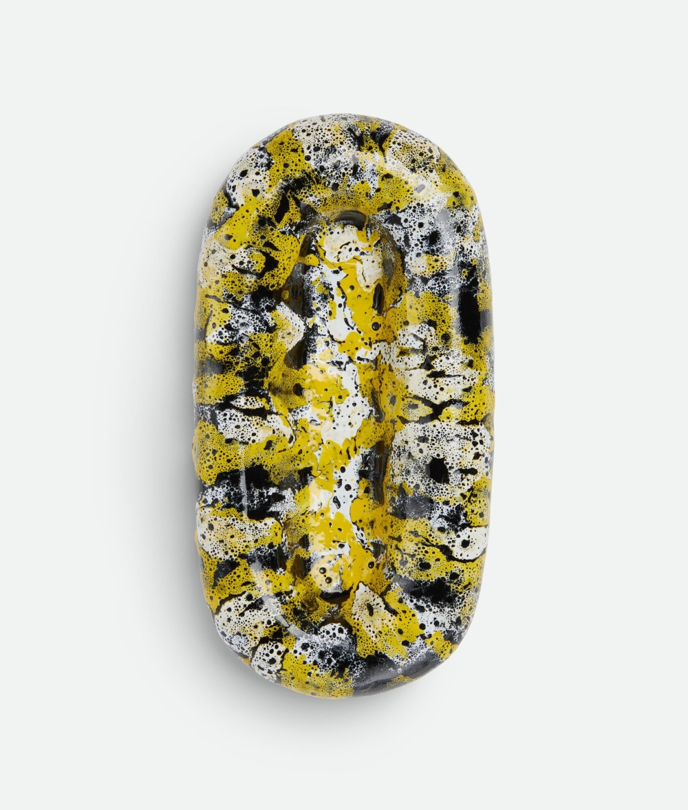 採用一系列手工火山釉技術製成。