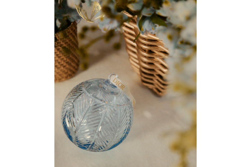 一共推出3種顏色水晶,並綴上Dior白色絲帶