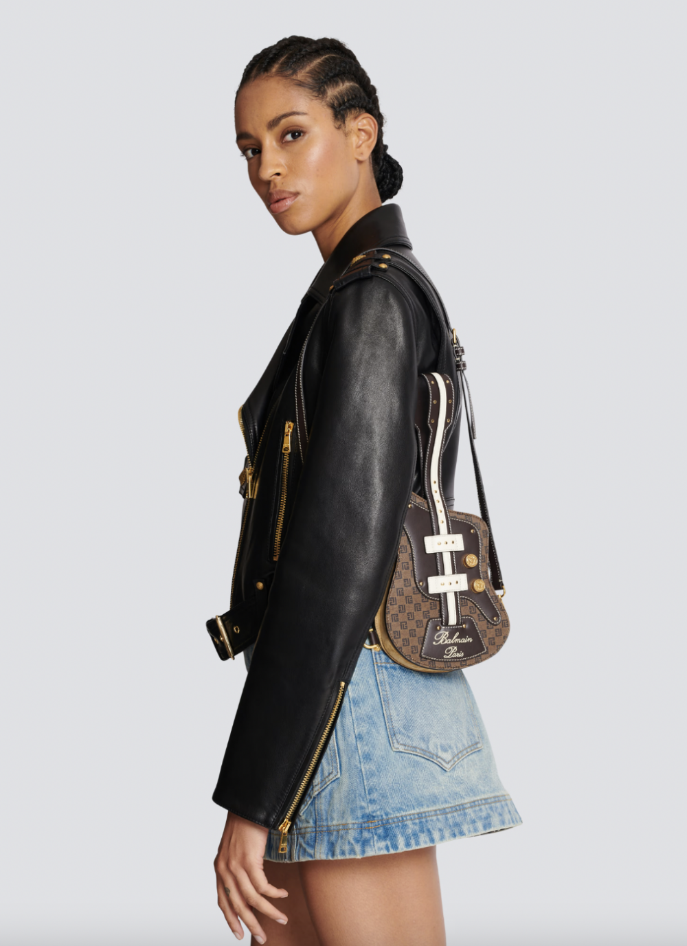 Balmain之中的新款手袋。