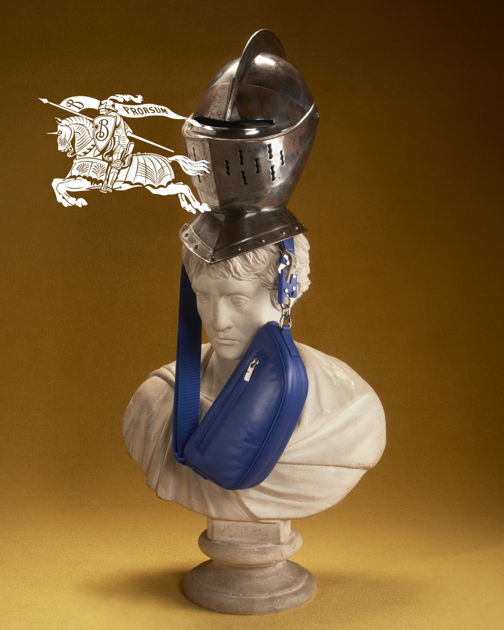 Shield騎士藍牛皮斜背包 。