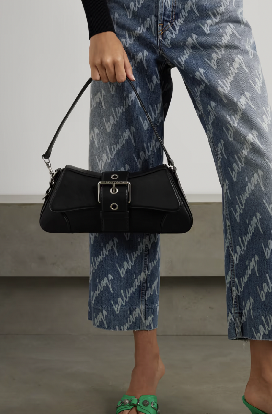 Balenciaga Lindsay Medium Buckled Leather Shoulder Bag。