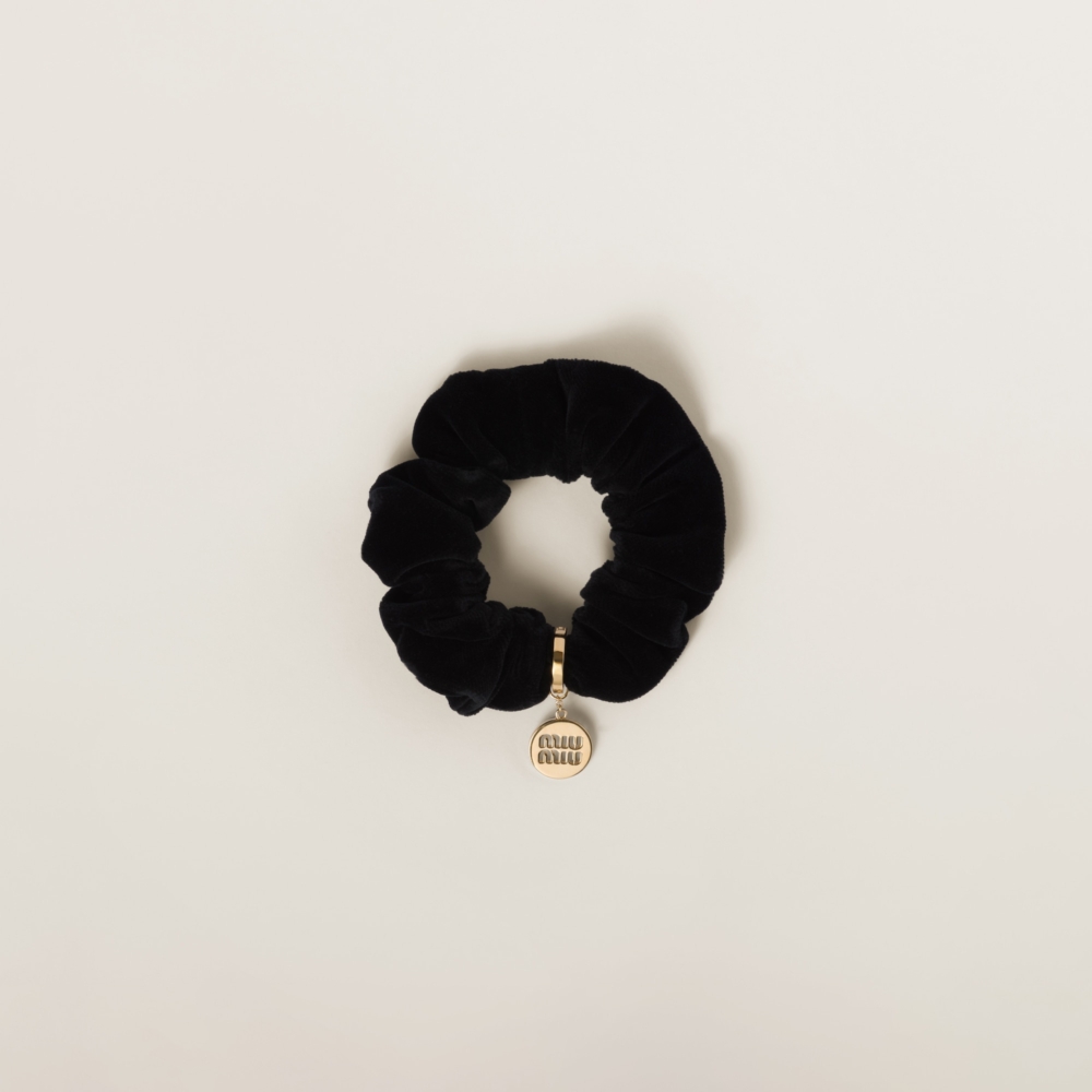 選擇絲絨材質的Miu Miu髮圈散發著一貫的優雅性感