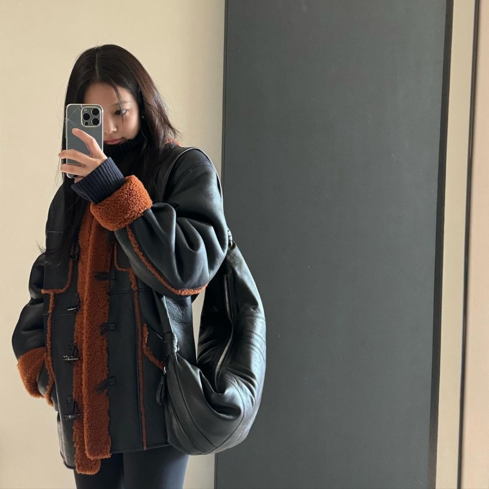 Jennie近日在社群上分享新的穿搭照。