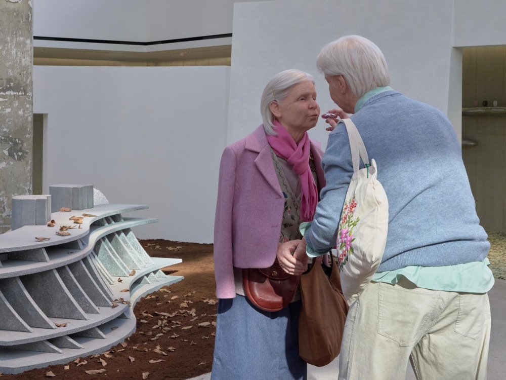 一頭白髮的老爺爺為老奶奶塗上TAMBURINS新款護唇膏