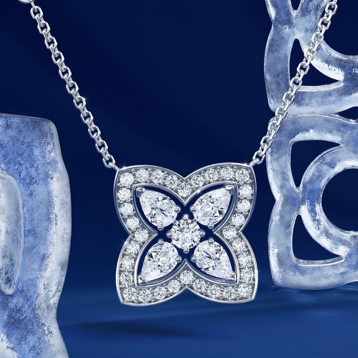 De Beers Enchanted Lotus系列正是以蓮花為靈感