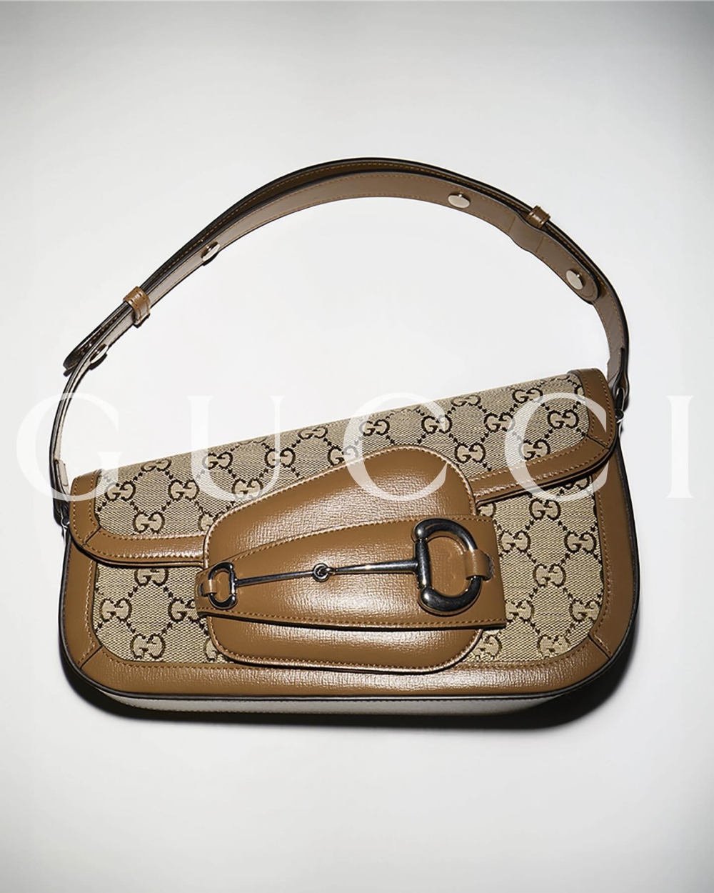 繼Gucci將新材料應於籃球鞋之上,本次首次延伸至Horsebit 1955系列手袋,展現全新創意