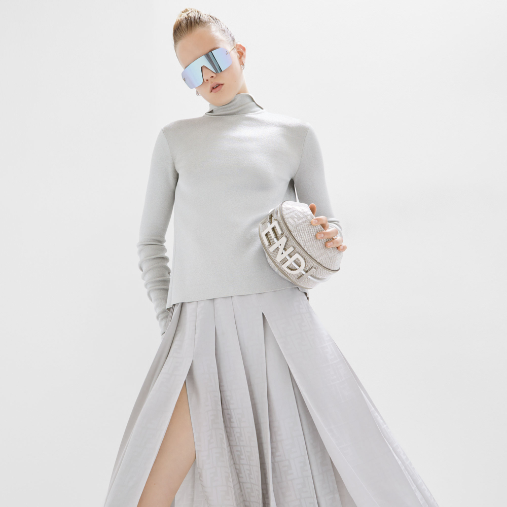 模特兒詮釋Fendigraphy Mini。