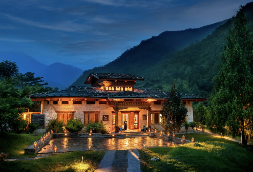 落座在鬱鬱蔥蔥的綠色深處普納卡山谷的莫曲河畔。