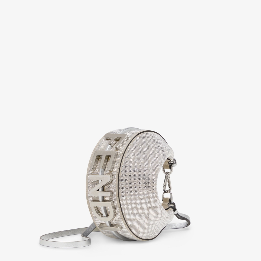 鈀金屬FENDI字樣和銀色壓膜皮革細節。