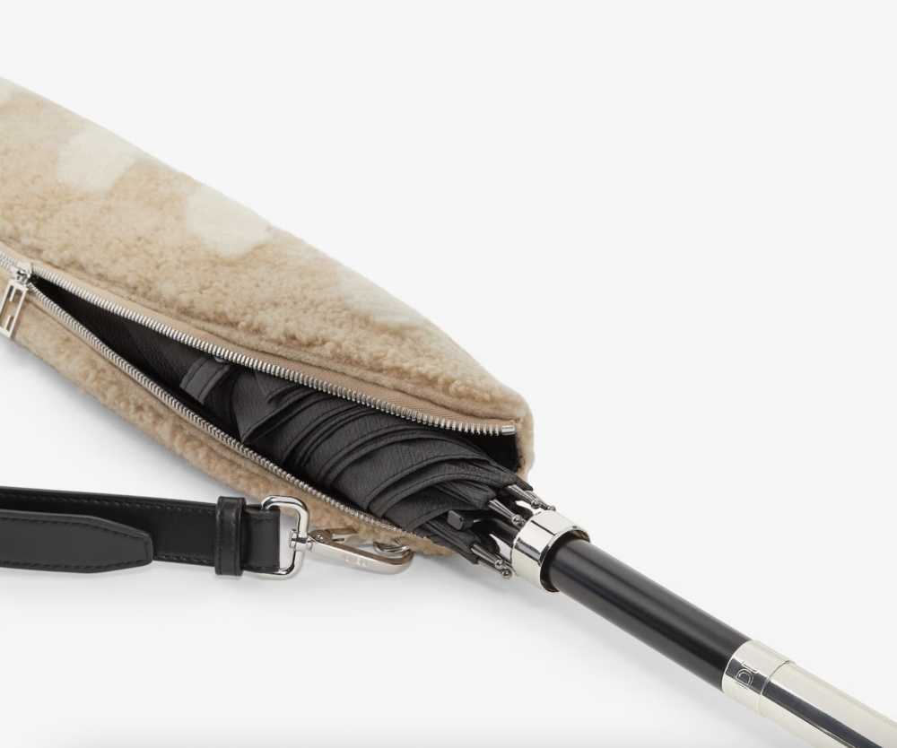 能剛好收納下你的雨傘。