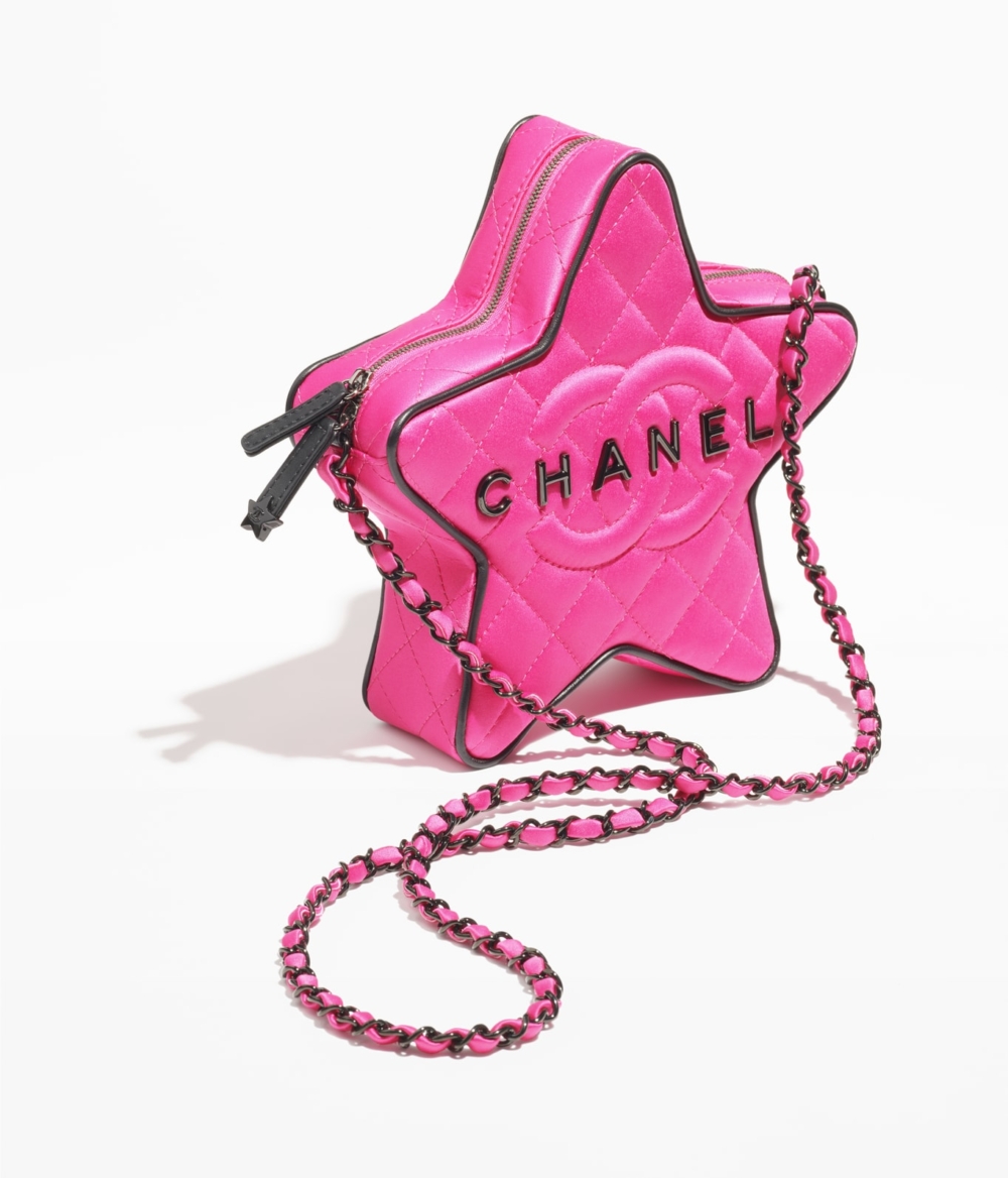 搭載上包身的菱格紋、雙C Logo以及CHANEL字樣