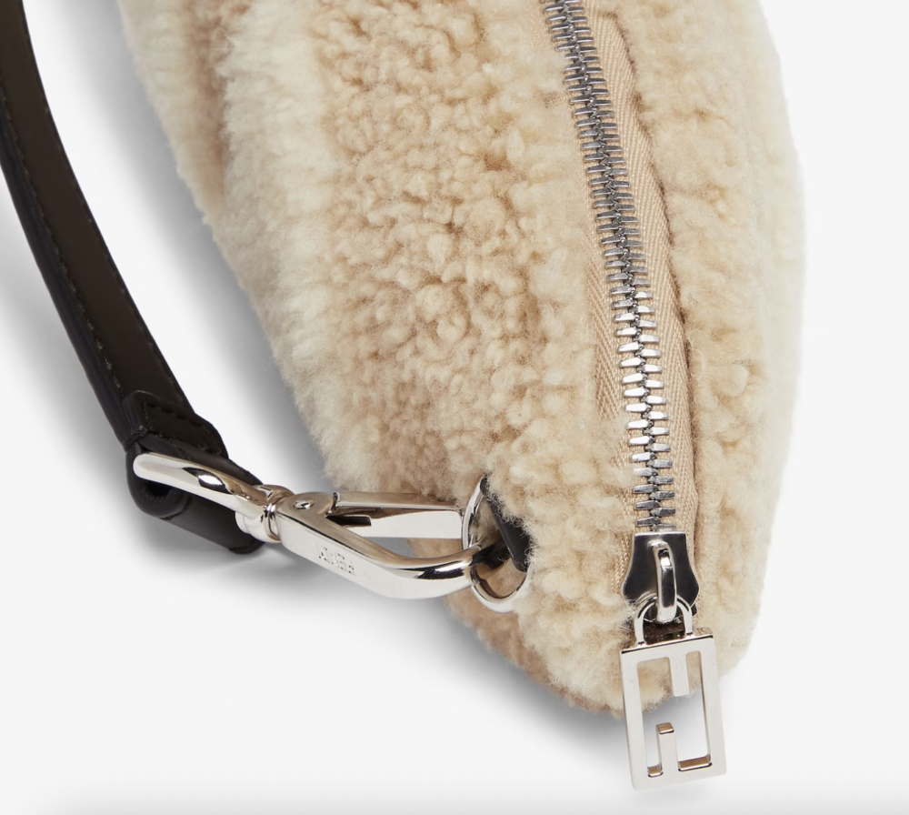 在拉鍊的設計中藏有FF Logo。