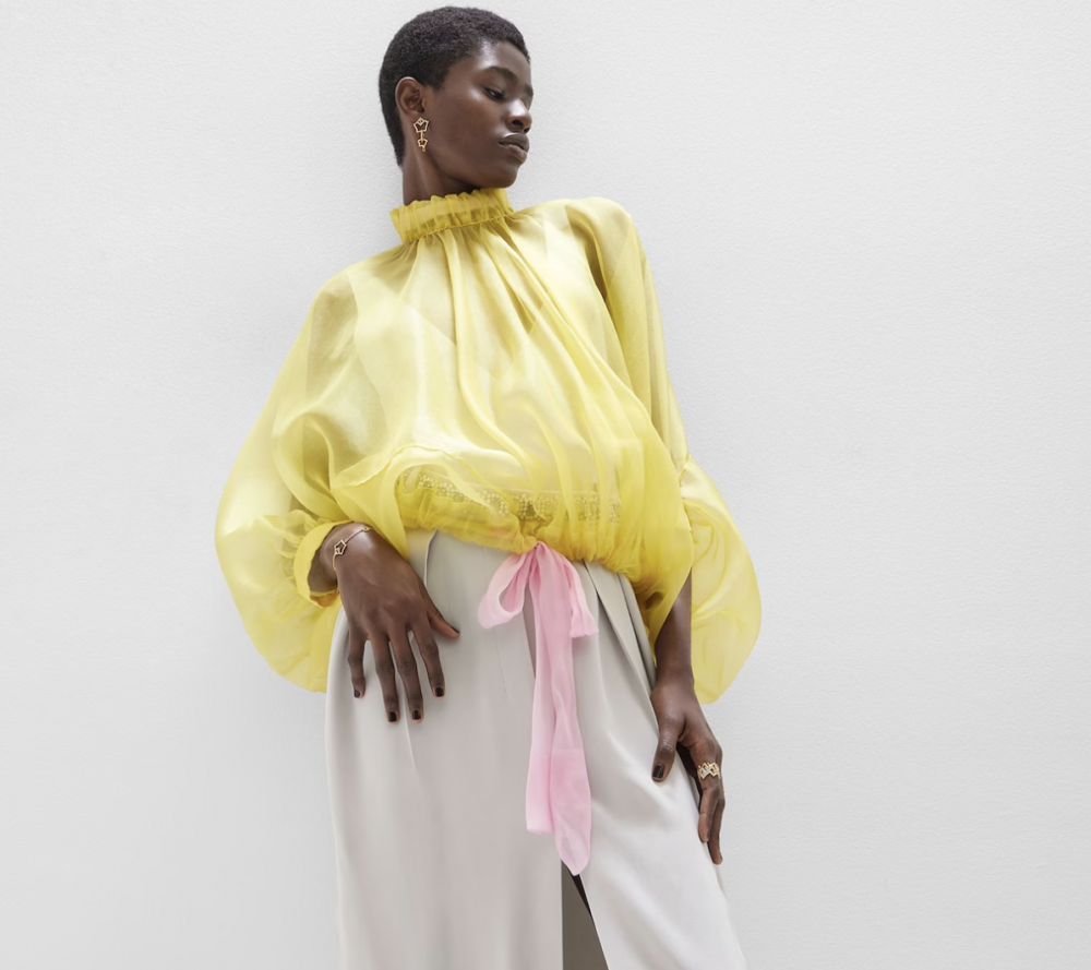 FENDI中登場的星星耳環、項鍊等時尚首飾。