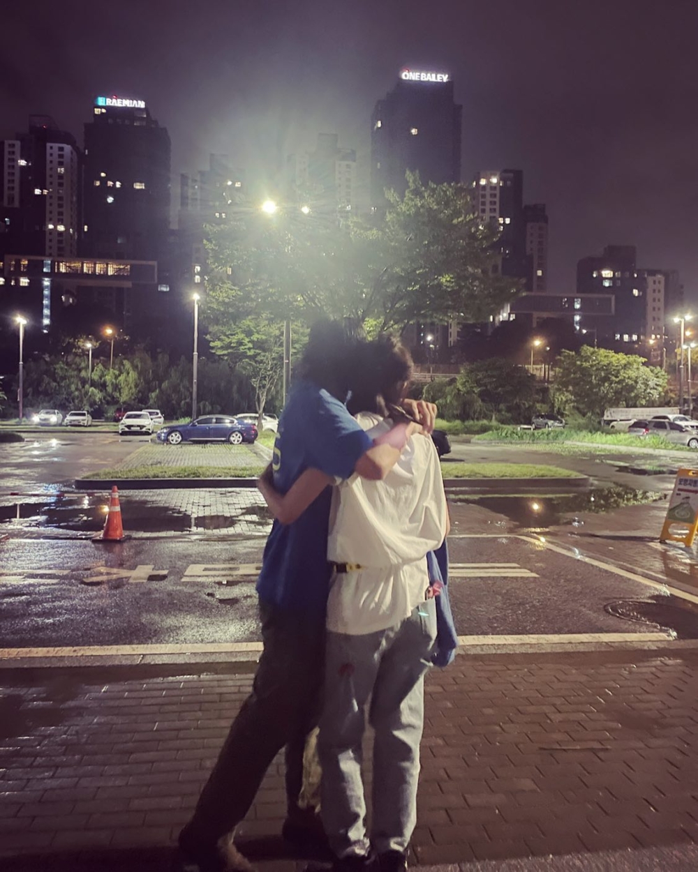 首次於社群帳號公開與老公Kevin Oh緊緊相擁的背影照