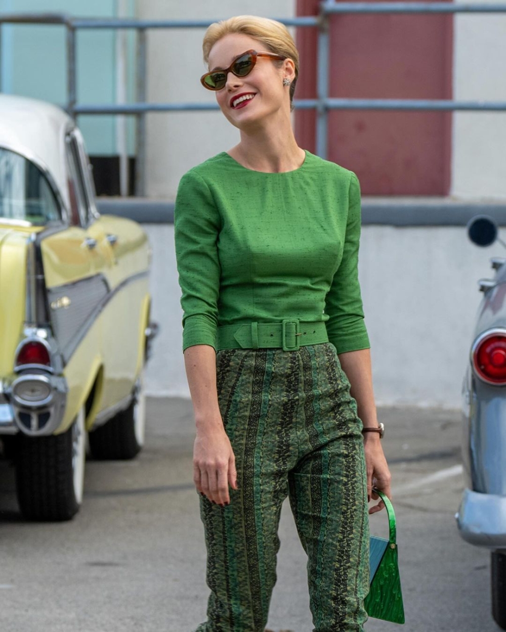 她在本劇中的造型。