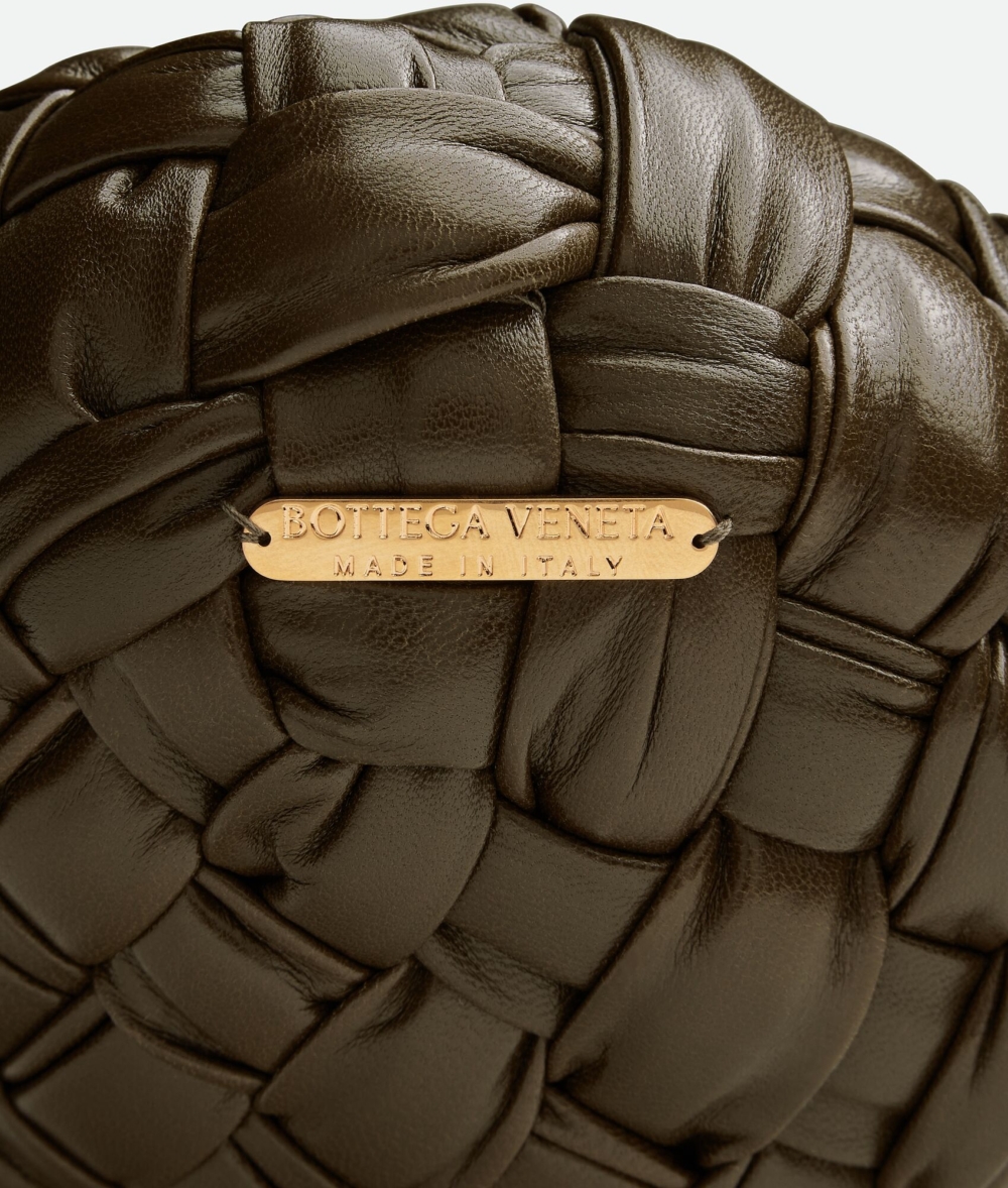 採用Foollad Intreccio皮革工藝製作而成。