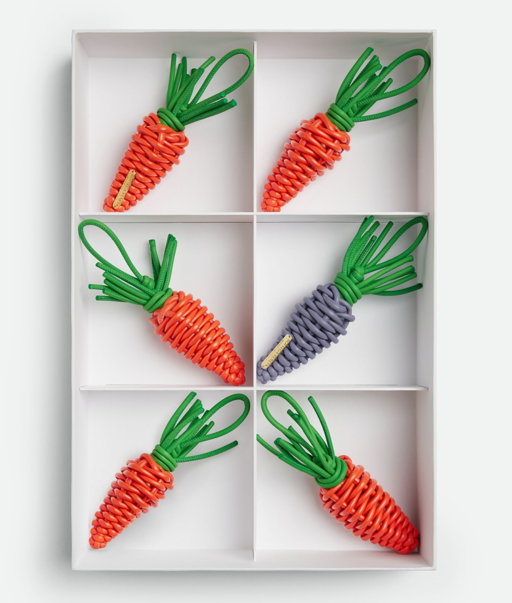 包含5根橙色胡蘿蔔、1根淡紫色胡蘿蔔。