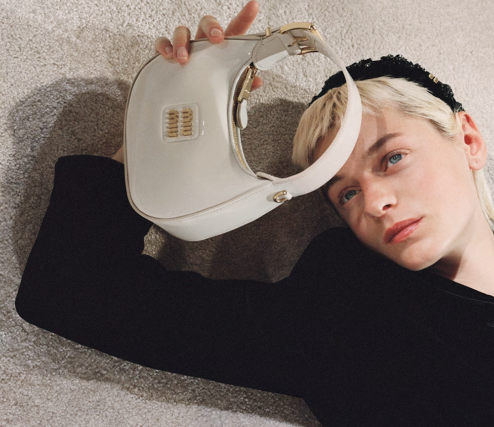 皮革半月形手袋。