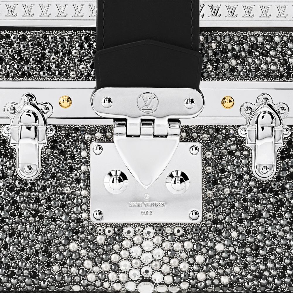 充滿魅力的黑白水晶彷彿演繹海洋以及人魚公主鱗片的奧秘