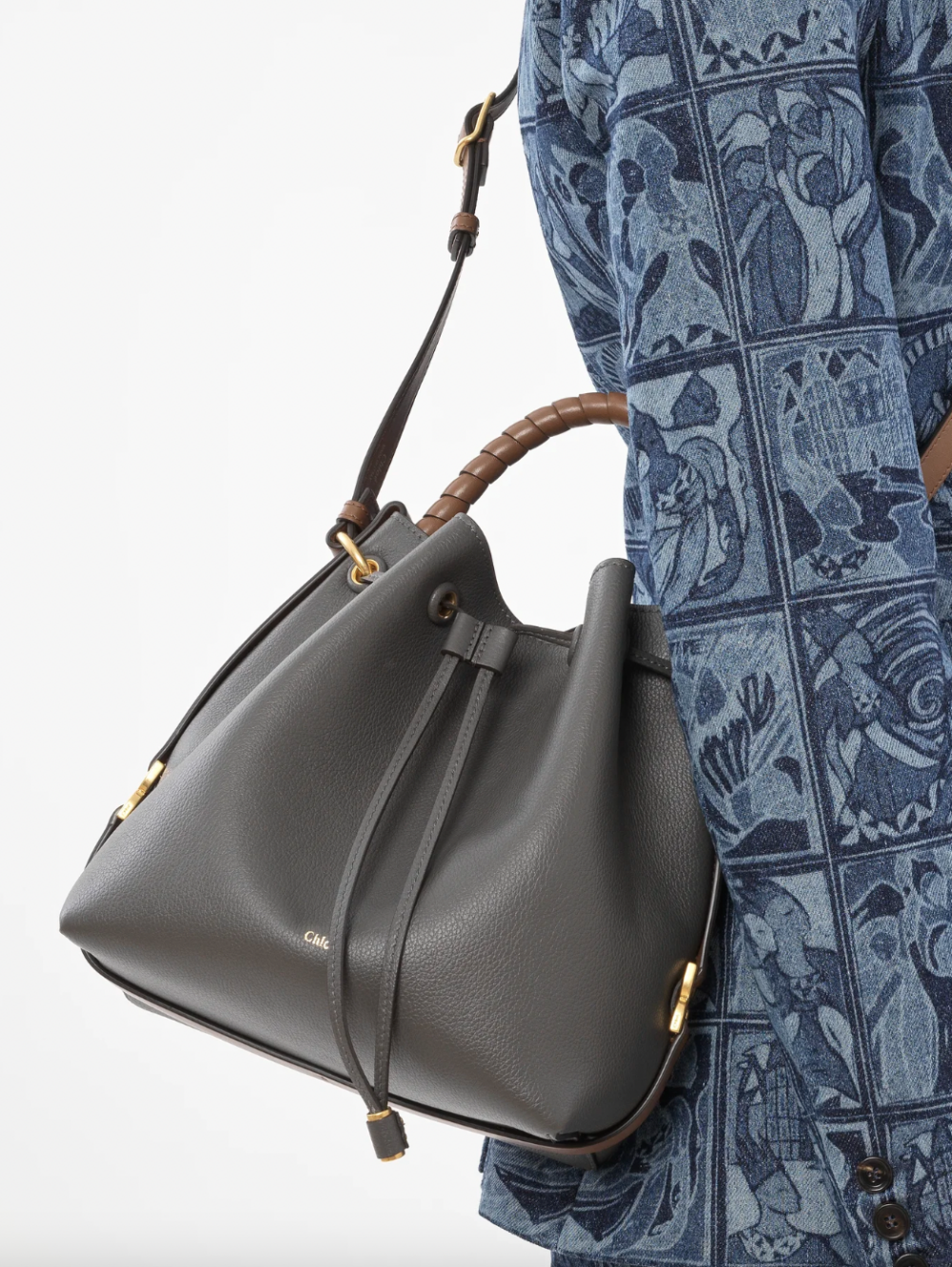 小巧的袋身,有著水桶包的造型。