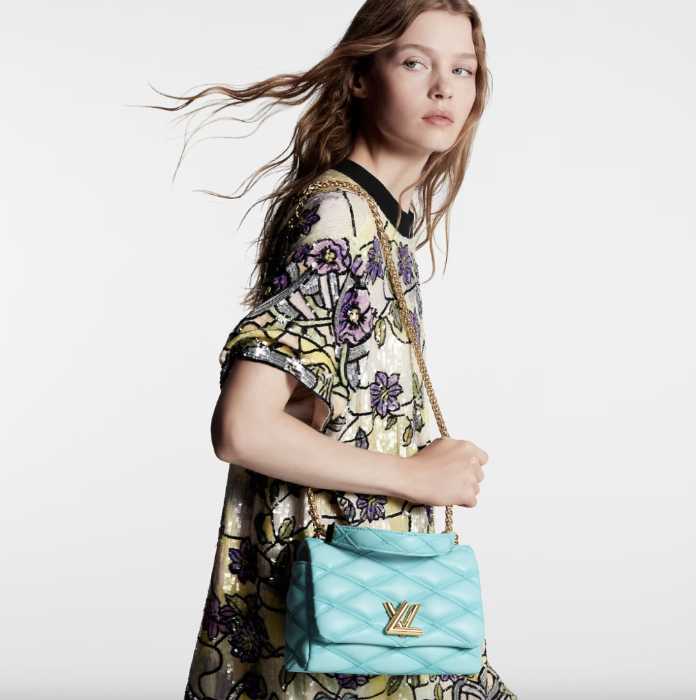 可以肩背也能手提來攜帶。