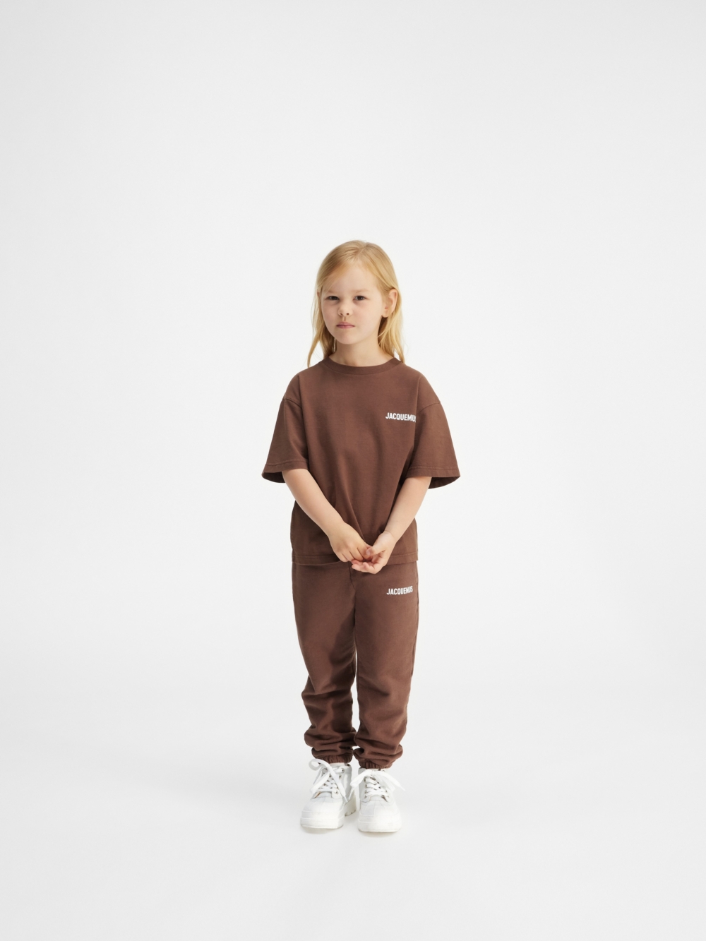 顧名思義是品牌設計師Jacquemus以自己為靈感，推出一系列迷你版服裝配件