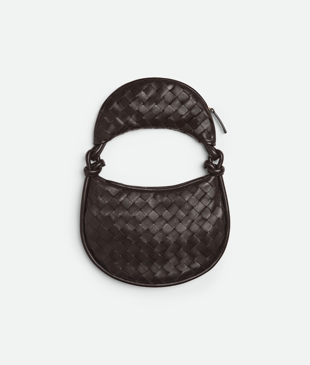 半月型的造型完美地呼應了Bottega Veneta的風格與時下潮流