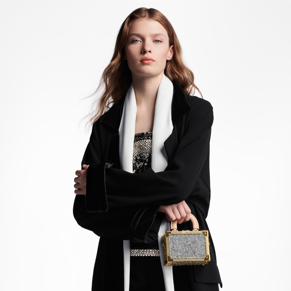 尺寸為W13 × H10 × D5.5  cm,迷你的尺寸收納日常小物