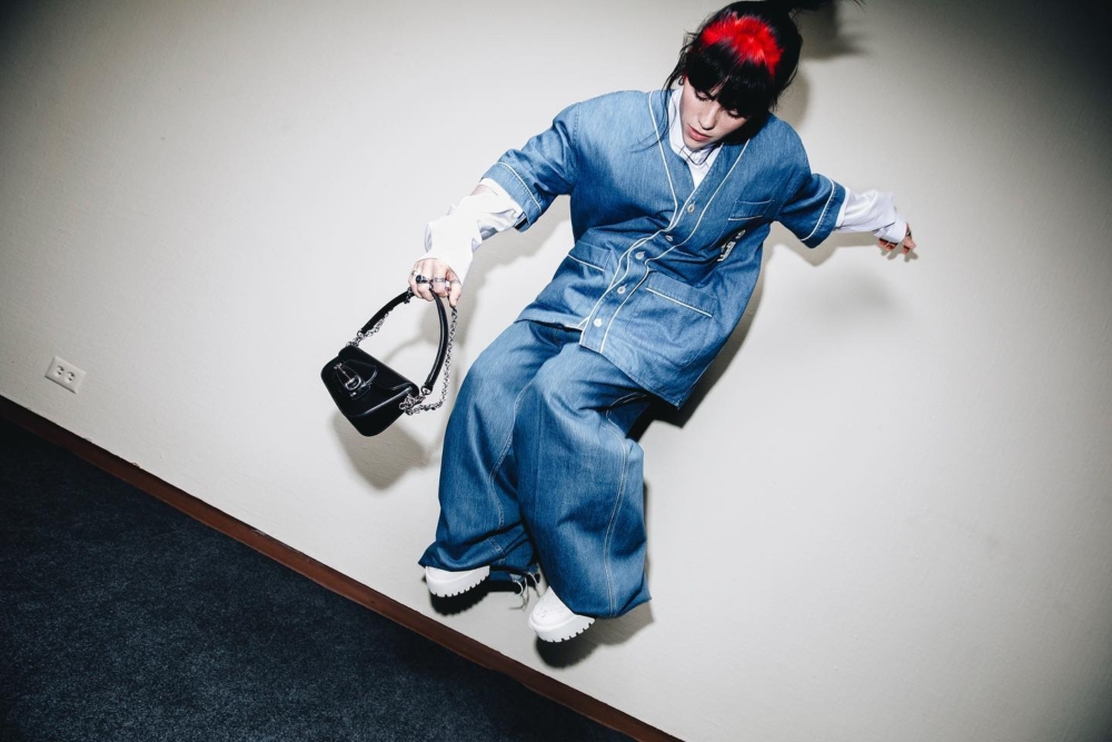Billie Eilish 演繹Gucci新版Horsebit 1955手袋