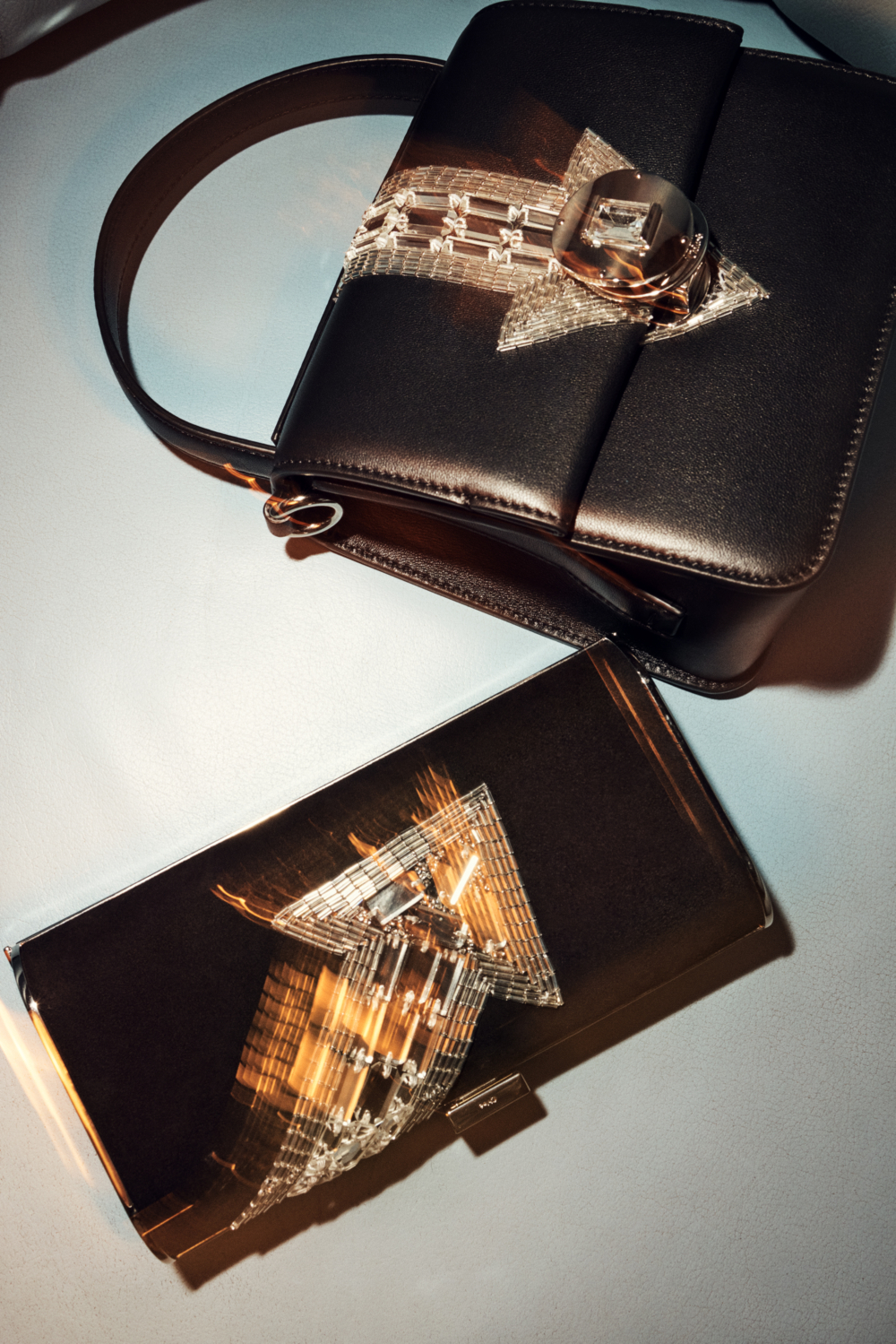 飾有箭頭圖案的刺繡，彷彿賦予服裝速度感。