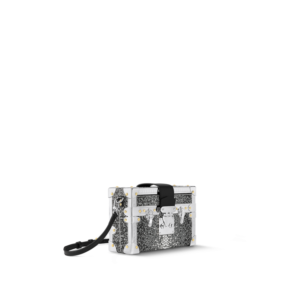 裝飾有數千顆水晶的款式靈感源自義大利貝拉島Borromeo宮的迷人室內裝飾