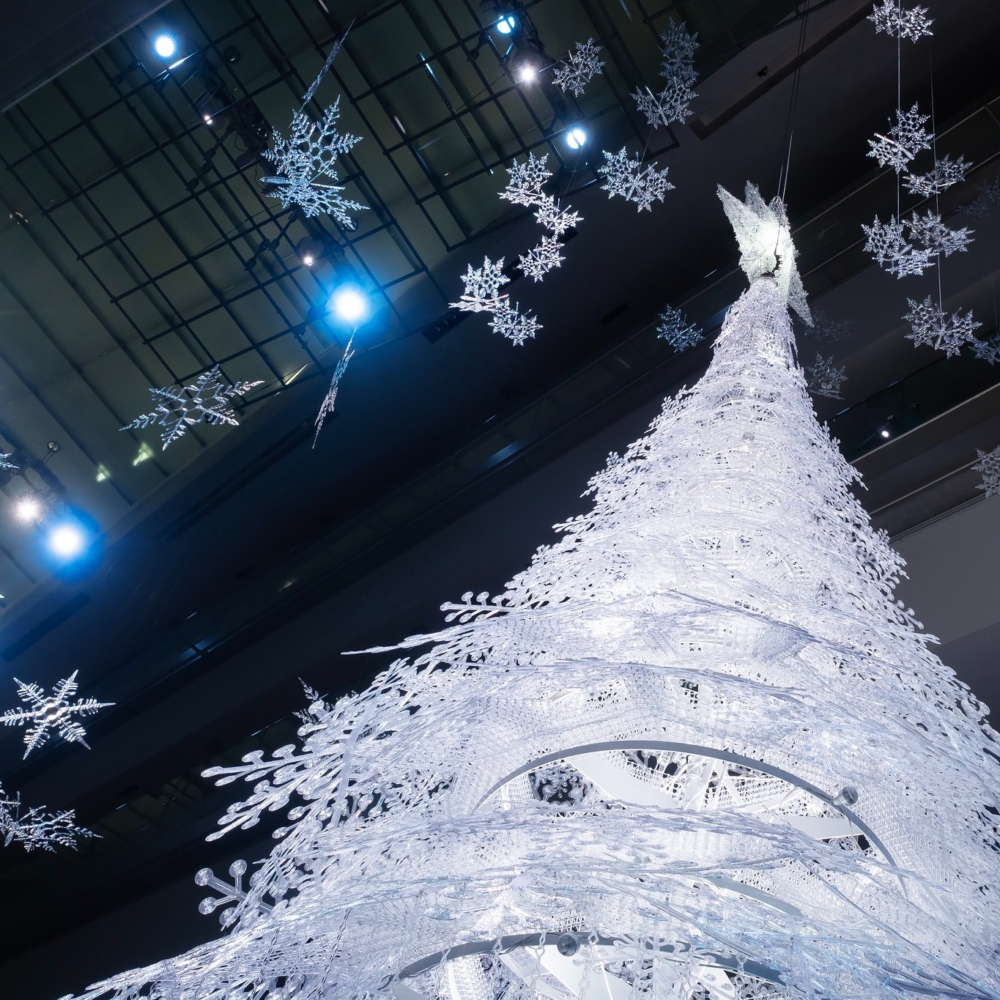 像「冰飾品」閃閃發光的聖誕樹