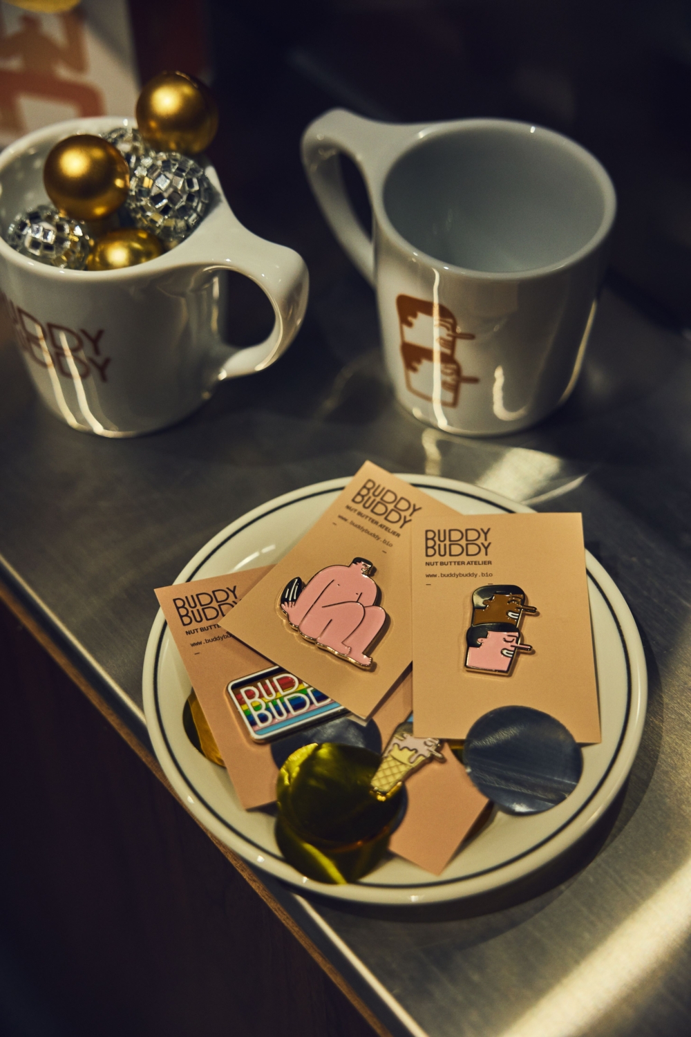 有著趣味設計的品牌別針。