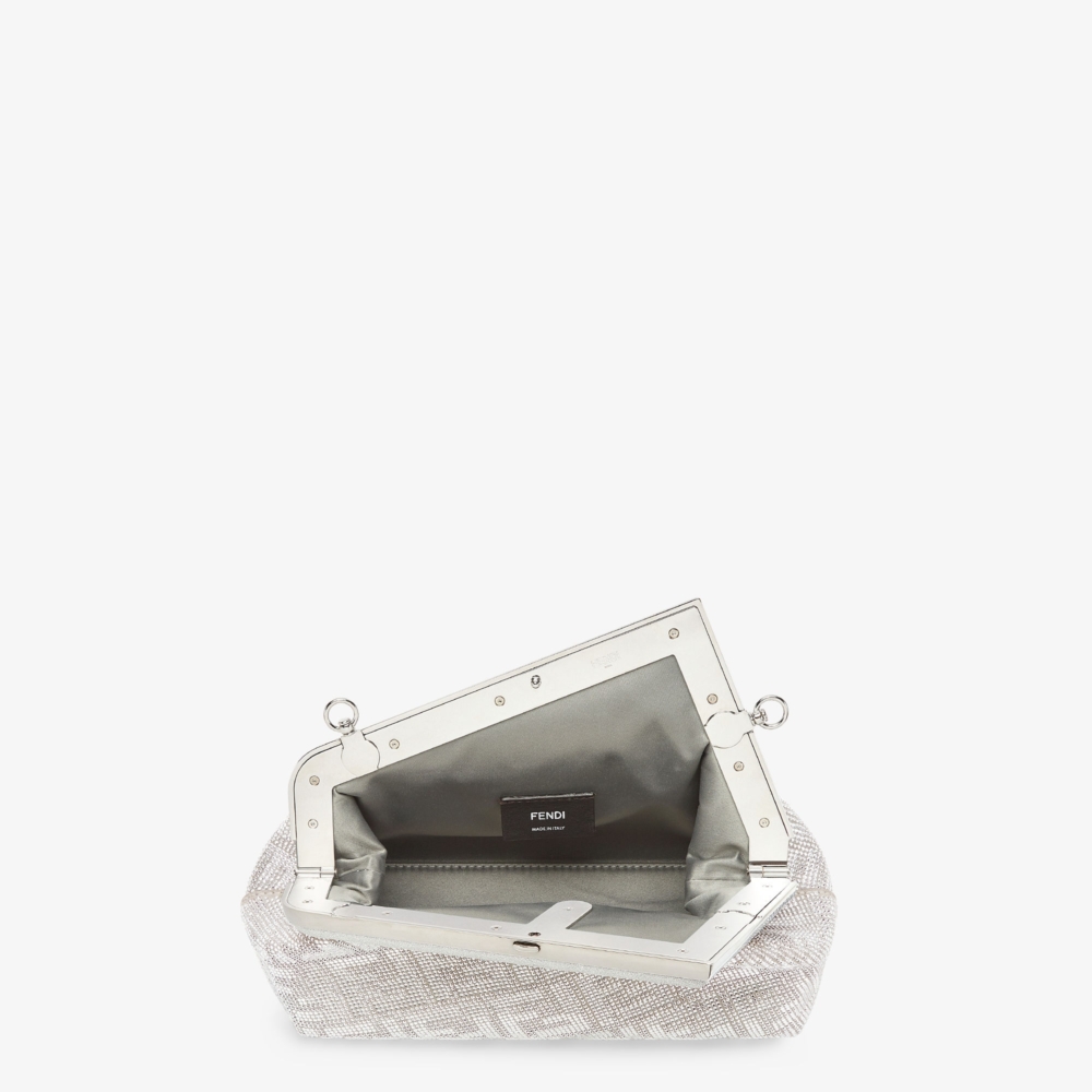 「F」字母植入手拿包的開口框架中。