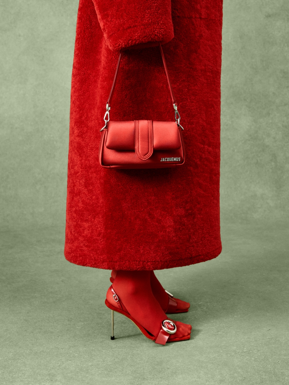 配色選擇上也以節日氛圍感十足的銀色和金色以及紅色、松綠色和白色為主