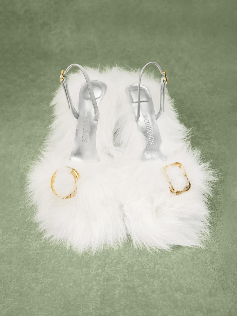 除了服飾鞋履類之外,Jacquemus也推出眾多精緻配飾